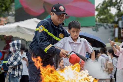 Người dân TP.HCM trải nghiệm làm lính cứu hỏa