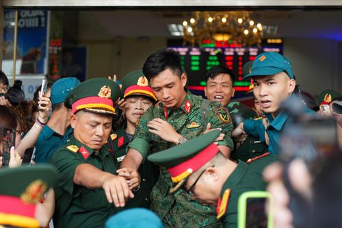 Người dân vây kín nhà ga chào đón đoàn diễu binh ngày 2/9