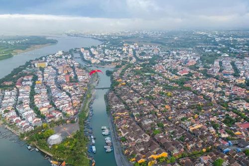 Dù lượn giữ chân du khách đến với TP Hội An
