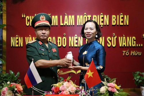 Tiếp nhận hũ đựng đất của Nghĩa trang tưởng niệm Piskaryovskoye, LB Nga
