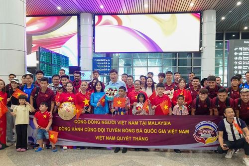 Đến Malaysia, đội tuyển Việt Nam được CĐV chào đón nồng nhiệt