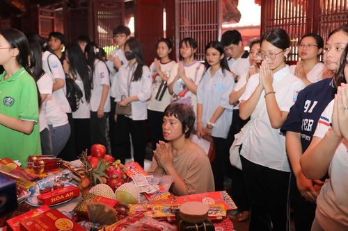 Sỹ tử nô nức đến Văn Miếu - Quốc Tử Giám trước kỳ thi vào lớp 10