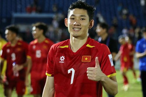 Tiền vệ Hai Long: 'Mục tiêu của đội tuyển Việt Nam là 3 điểm trước Malaysia'