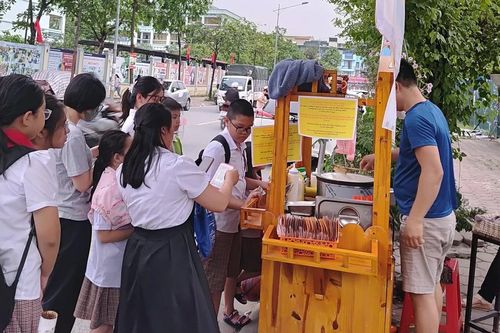 'Bẫy ngọt ngào' trước cổng trường