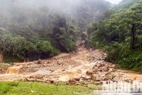 Hà Giang thông đường vào các huyện phía tây sau nhiều giờ ách tắc do sạt lở đất