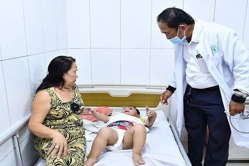Sóc Trăng: Cứu sống bé trai 2 tuổi bị xương cá đâm thủng ruột
