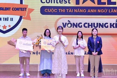 Các nữ sinh sư phạm Thủ đô về nhất cả 2 nội dung cuộc thi tài năng Anh ngữ