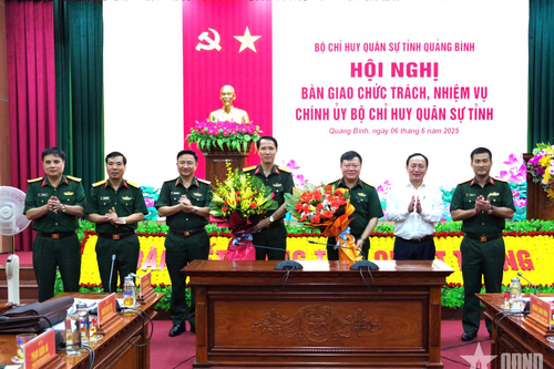 Bàn giao chức trách, nhiệm vụ Chính ủy Bộ Chỉ huy Quân sự tỉnh Quảng Bình