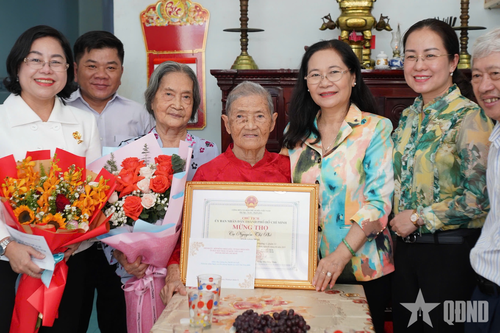 Đoàn đại biểu TP Hồ Chí Minh thăm, chúc thọ người cao tuổi tiêu biểu