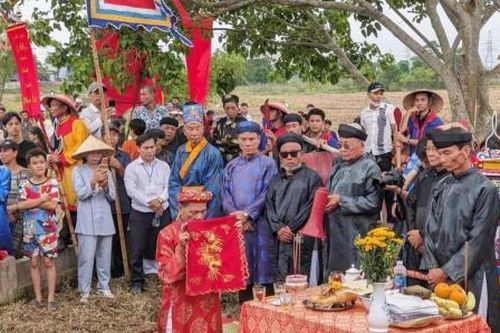 Người cao tuổi gìn giữ nếp làng