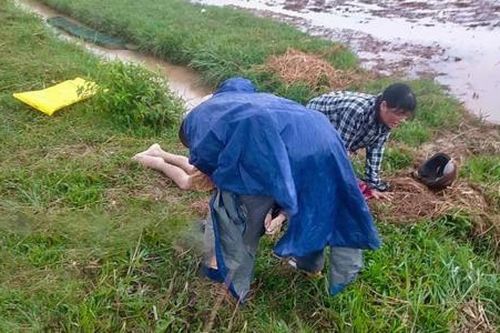 Đang gieo mạ thì bị sét đánh