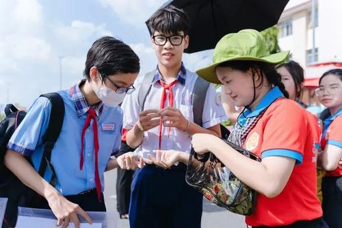 Chiến sĩ tình nguyện 'Hoa phượng Đỏ' hỗ trợ thí sinh tham gia kỳ thi tuyển sinh lớp 10