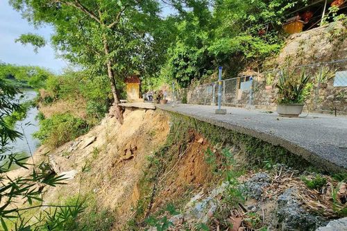 6 tháng sau mưa lũ, đường giao thông ven sông Vệ vẫn chưa được sửa chữa