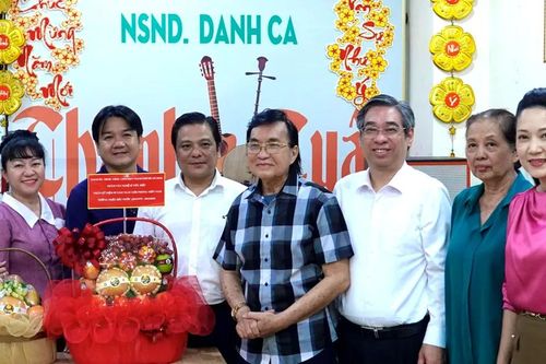 Lãnh đạo TPHCM thăm NSND Đinh Bằng Phi và NSND Thanh Tuấn