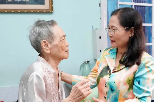 Chủ tịch HĐND TPHCM Nguyễn Thị Lệ thăm, chúc thọ người cao tuổi tiêu biểu