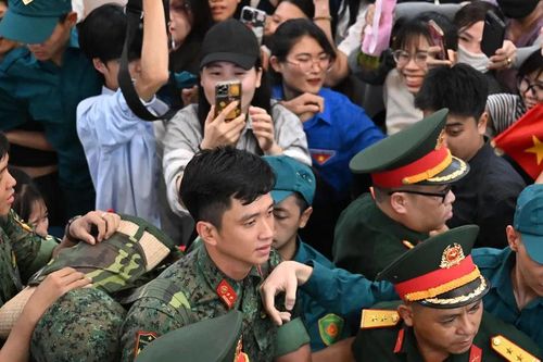 Bạn trẻ Hà Nội nồng nhiệt chào đón chiến sĩ về luyện tập diễu binh, diễu hành