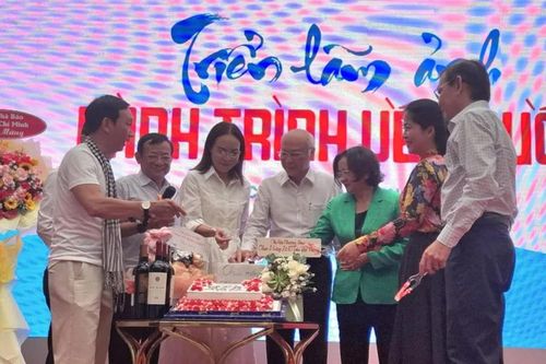 Khai mạc triển lãm ảnh 'Hành trình của người làm tuyên giáo, báo chí, xuất bản TPHCM'