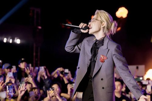 Lightstick của Jack: Netizen chờ cơ quan chức năng trả lời