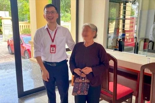 Nghe cuộc gọi từ 'con rể ảo', bà cụ suýt mất 300 triệu đồng
