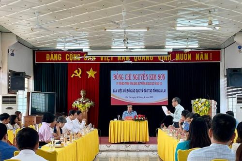 Bộ trưởng Nguyễn Kim Sơn kiểm tra công tác chuẩn bị thi tốt nghiệp tại Gia Lai