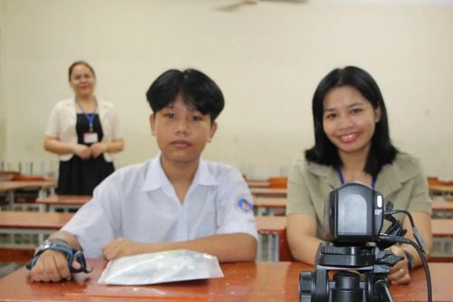 Kỳ thi vào lớp 10 TPHCM: Thí sinh bị gãy tay được giáo viên viết hộ bài thi