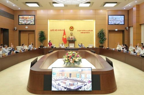 Thông qua Nghị quyết về khen thưởng công chức, viên chức thuộc cơ quan của Quốc hội