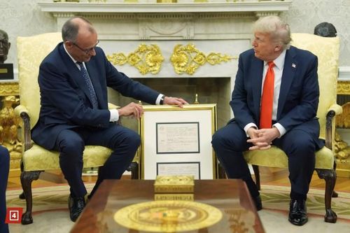 Thủ tướng Đức tặng Tổng thống Mỹ Trump bản sao giấy khai sinh của ông nội