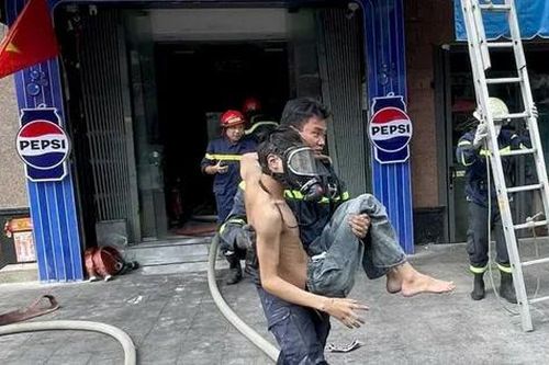 Giải cứu 7 người thoát khỏi đám cháy quán ăn ở TPHCM