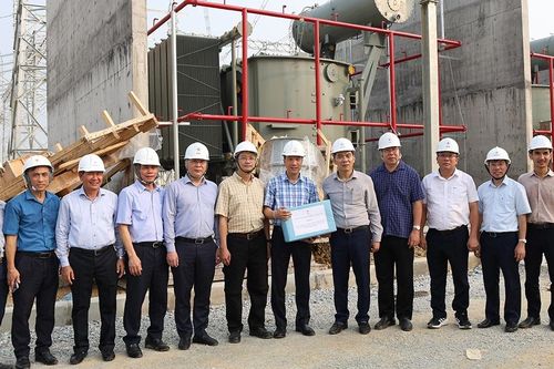 Kiểm tra công trường dự án được chọn gắn biển chào mừng Đại hội Đảng bộ EVN lần thứ IV