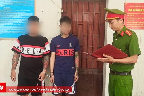 Do mẫu thuẫn, nhóm du khách hành hung người dân