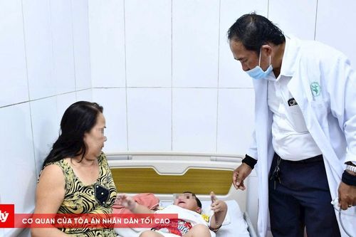 Bé trai 2 tuổi bị xương cá đâm thủng manh tràng