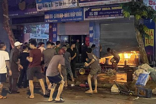 Hà Nội: Cháy cửa hàng hoa trên phố Nguyễn Thị Định, cảnh sát phá cửa để dập lửa