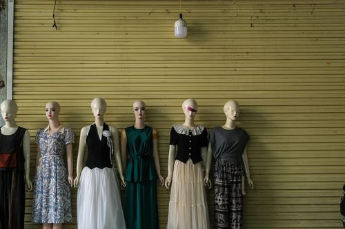 Chợ vải lớn nhất miền Bắc 'rụt rè' đón khách: Dân buôn sợ điều gì?