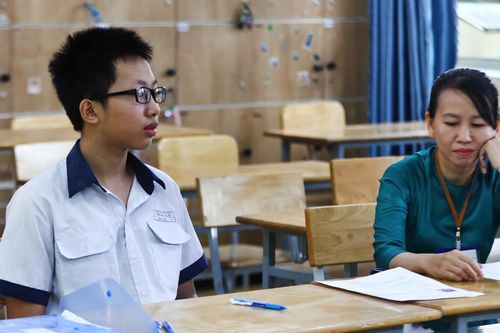Thí sinh thi lớp 10 bị bỏng trong lúc giúp mẹ việc nhà được giám thị chép hộ bài
