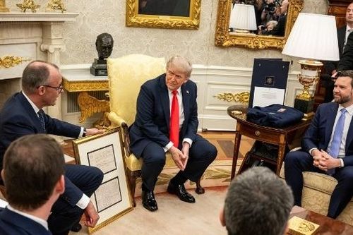 Món quà đặc biệt của Thủ tướng Đức tặng Tổng thống Mỹ Trump