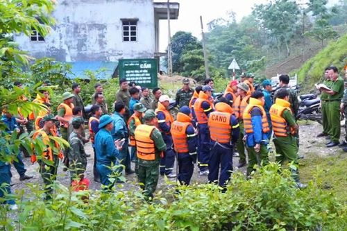 Huy động hơn 100 người tìm kiếm hai vợ chồng mất tích khi bơi qua sông