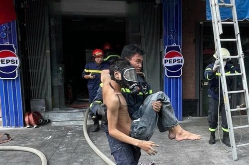 Cháy quán lẩu gà ở TPHCM, cảnh sát bế nạn nhân bị kẹt thoát ra ngoài