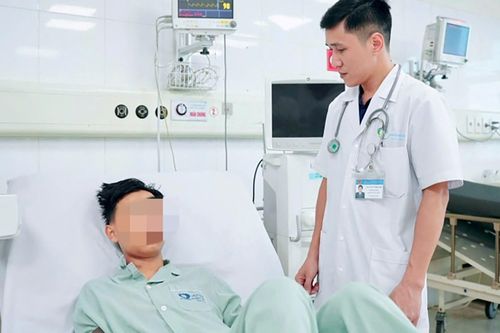 Thiếu niên bị thang máy kẹp cổ vào cấp cứu, báo động đỏ toàn viện