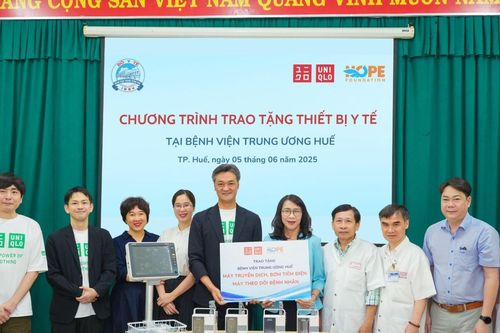 Uniqlo và Quỹ Hy vọng tặng thiết bị y tế cho Bệnh viện Trung ương Huế