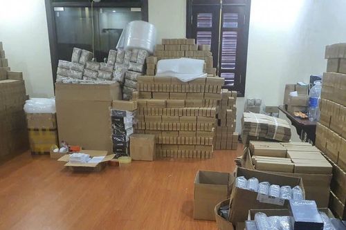 Triệt phá đường dây buôn bán thiết bị điện tử giả quy mô 'khủng' hàng chục tỷ đồng ở Hà Nội
