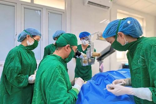 Mổ thành công cho một bệnh nhân bị chấn thương xuyên nhãn cầu