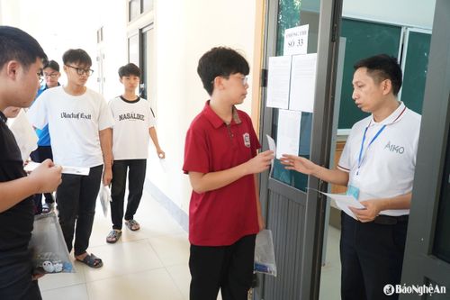 Các thí sinh bắt đầu 'cuộc đua' vào Trường THPT chuyên Phan Bội Châu
