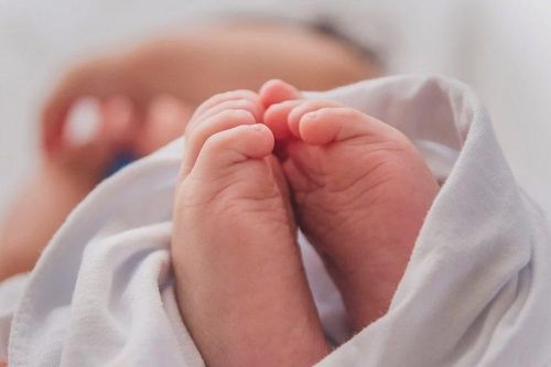 Một sản phụ khăng khăng sinh con 'thuận tự nhiên,' lấy muối ướp bánh nhau