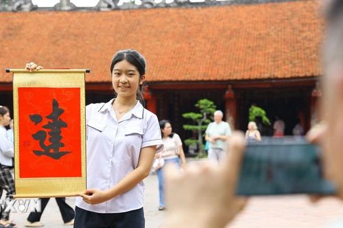 Sỹ tử nô nức đến Văn Miếu-Quốc Tử Giám trước kỳ thi vào lớp 10