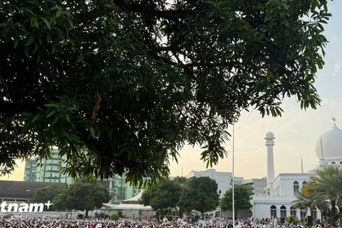 Hàng nghìn tín đồ tham gia Lễ cầu nguyện Idul Adha tại Thánh đường Al-Azhar
