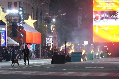 Hàng nghìn người dân hào hứng theo dõi ngày hội 'Vinh quang Công an Nhân dân'