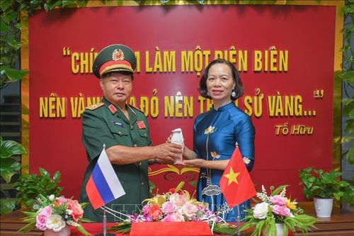Điện Biên: Tiếp nhận Hũ đựng đất của Nghĩa trang tưởng niệm Piskaryovskoye