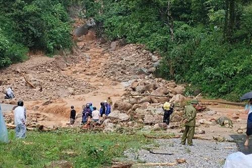 Hà Giang: Thông đường phía Tây sau nhiều giờ ách tắc do sạt lở đất