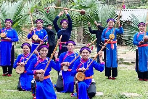 Những 'nghệ sĩ bản' giữ hồn văn hóa Tày: Hái chè, cấy lúa xong lại đi múa, hát
