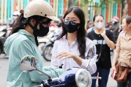 Thi vào lớp 10 Hà Nội: Mẹ đi gần 10 đền, chùa cầu may cho con